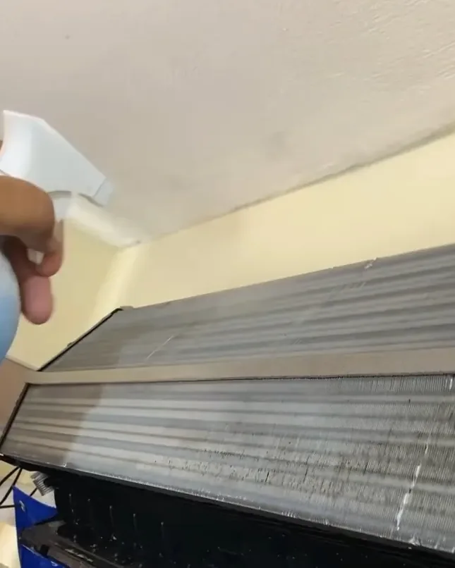 Produto sendo aplicado na serpentina do ar condicionado