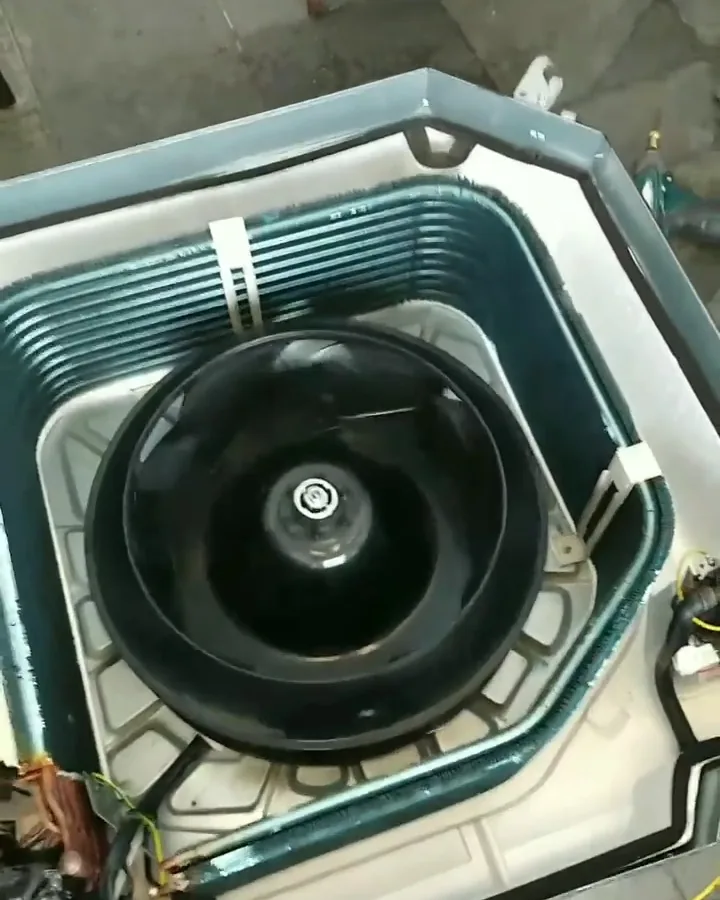 Ar condicionado cassete aberto no teto com a turbina à mostra