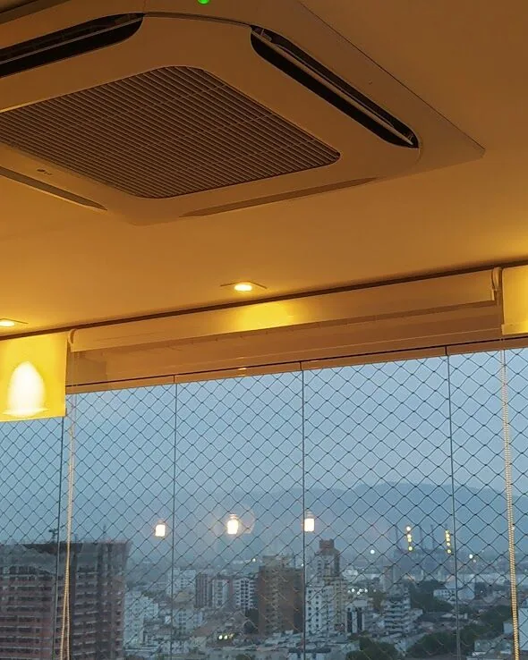 Ar condicionado cassete no teto de um restaurante com vista para a cidade