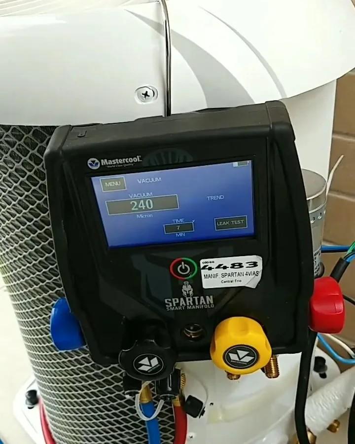 Manifold digital ligado à condensadora durante a manutenção