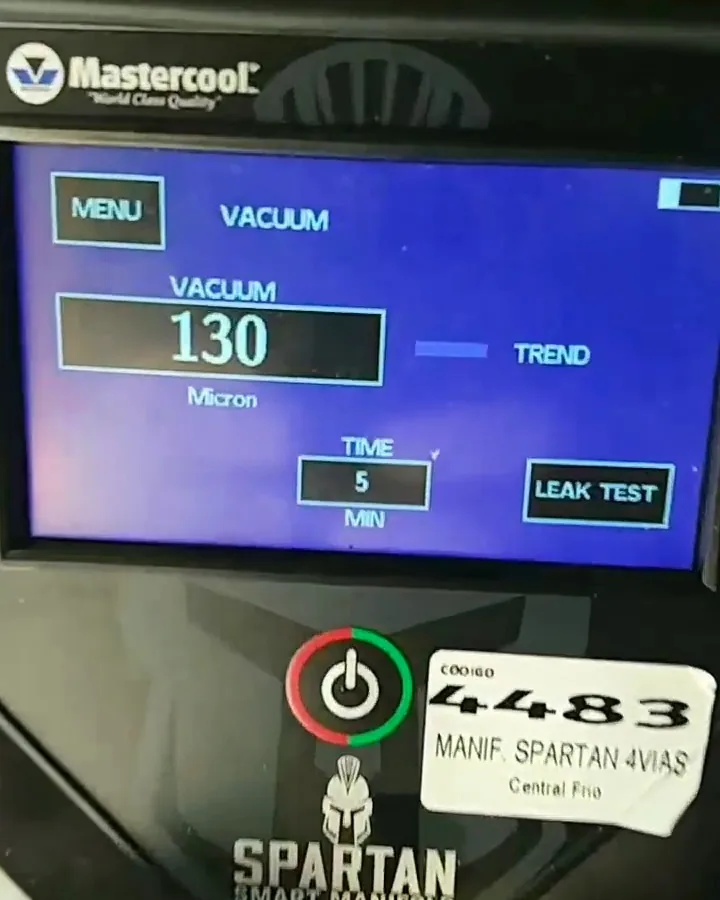 Manifold digital marcando o vácuo do sistema durante o serviço