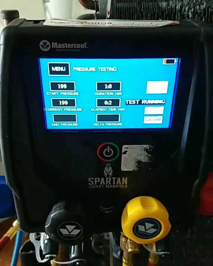 Manifold digital Spartan medindo a pressão no teste de estanqueidade
