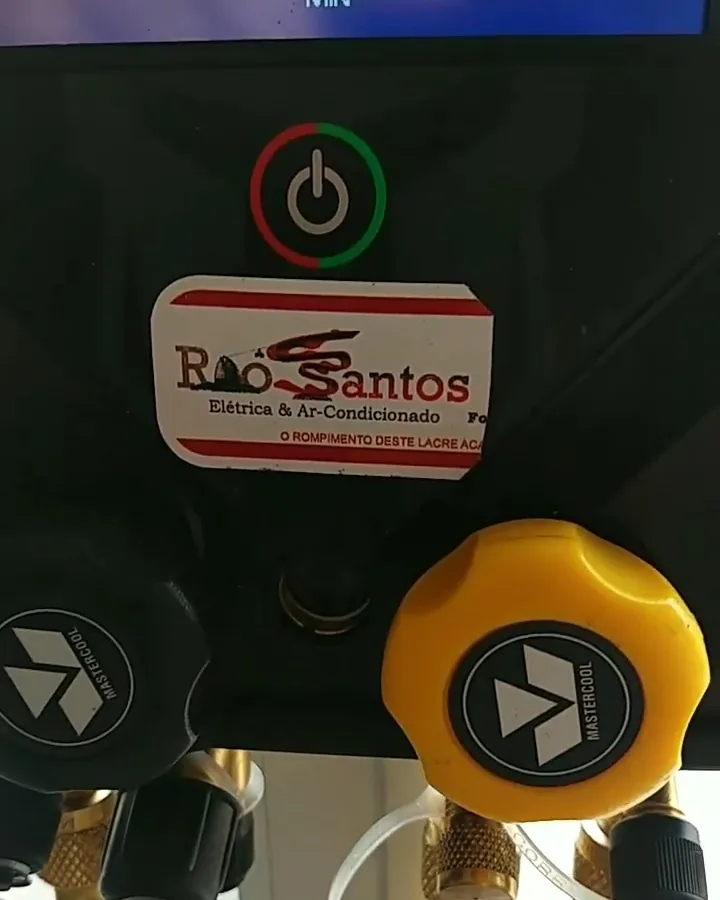 Manifold digital com a etiqueta da Rio Santos ligado às mangueiras