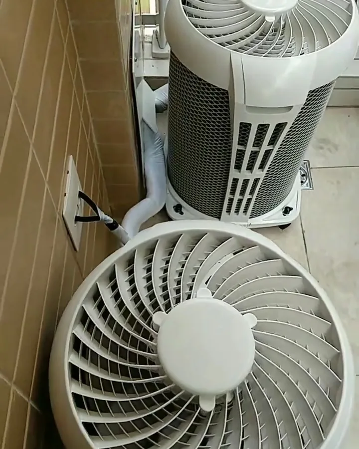 Duas condensadoras instaladas lado a lado na varanda de um apartamento